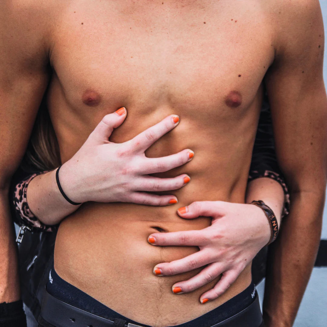 La libido, c’est quoi exactement ? entretien avec claire alquier, photo couple main sur torse