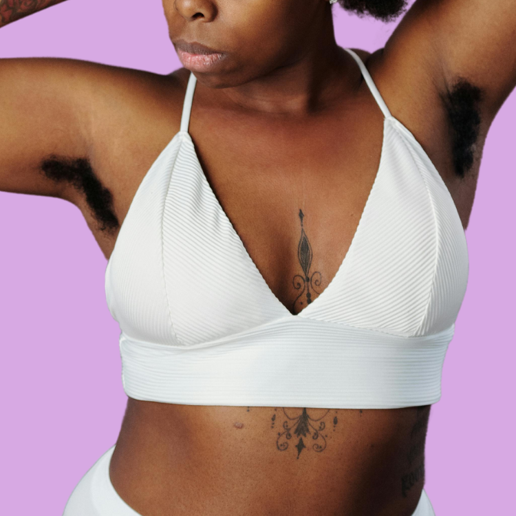 femme avec des poils sous les aisselles 